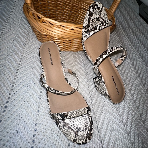 Amazon Essentials Women's Thin Two Strap Heeled Slide -9.5 never worn - Picture 5 of 5